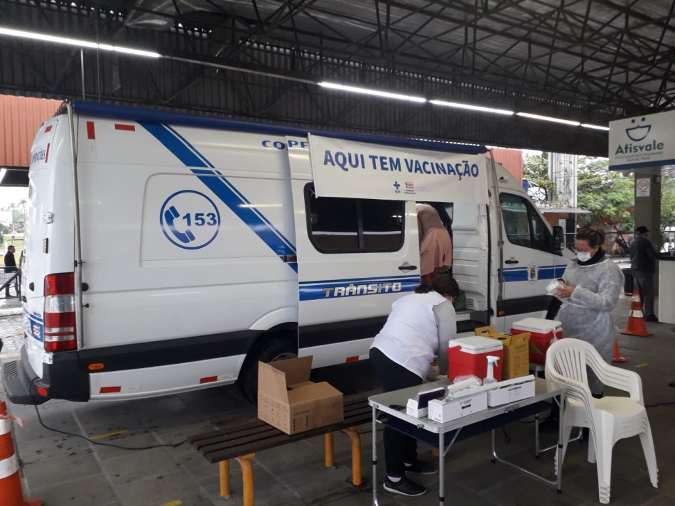Vacinação móvel contra gripe e Covid-19 volta ser aplicada no Terminal do Aterro
