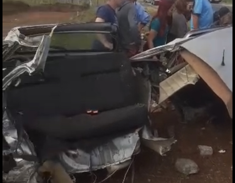 Veículo parte ao meio após colisão com poste em Içara
