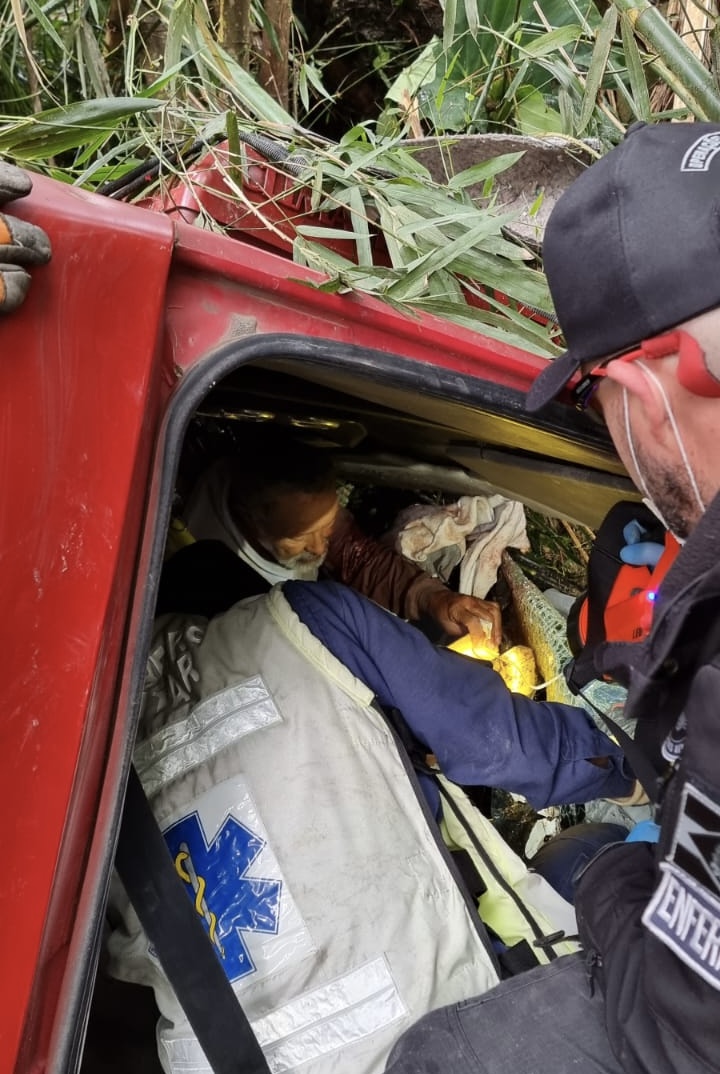 Vídeo: Bombeiros e SaraSul se mobilizam para salvar vida de caminhoneiro que caiu em córrego