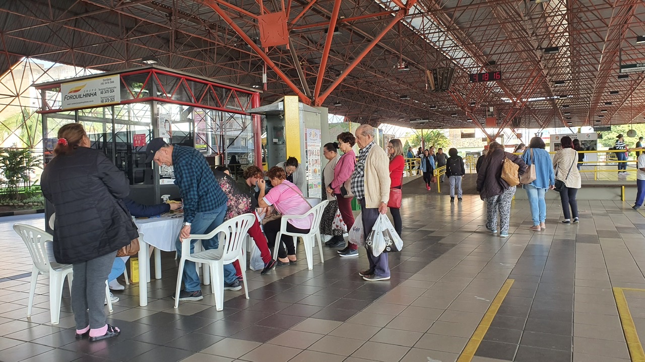 Usuários do transporte coletivo participam do projeto Conexão Saúde na plataforma do Terminal Central