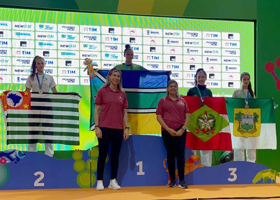 Isabelle Maestri Dalapria (segunda da direita para esquerda) foi uma das medalhistas | Foto: Divulgação