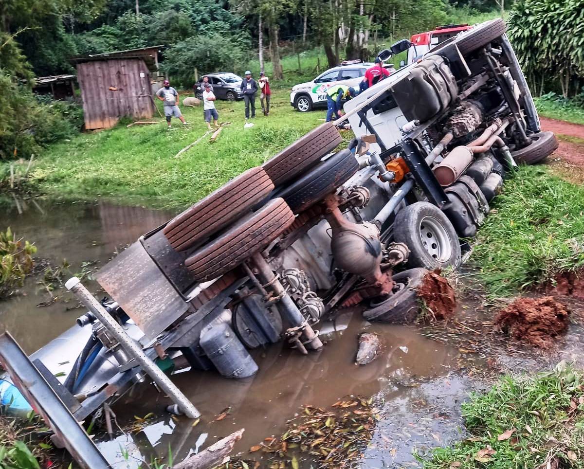 Motorista de caminhão-tanque fica preso às ferragens submerso em açude em Criciúma