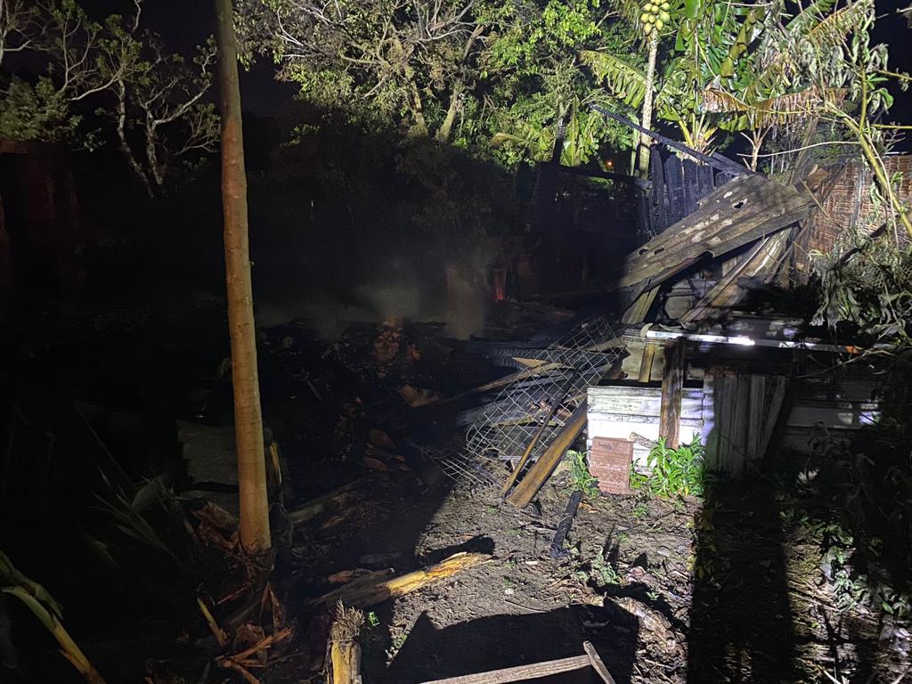 Residência de madeira é totalmente destruída pelas chamas em Araranguá