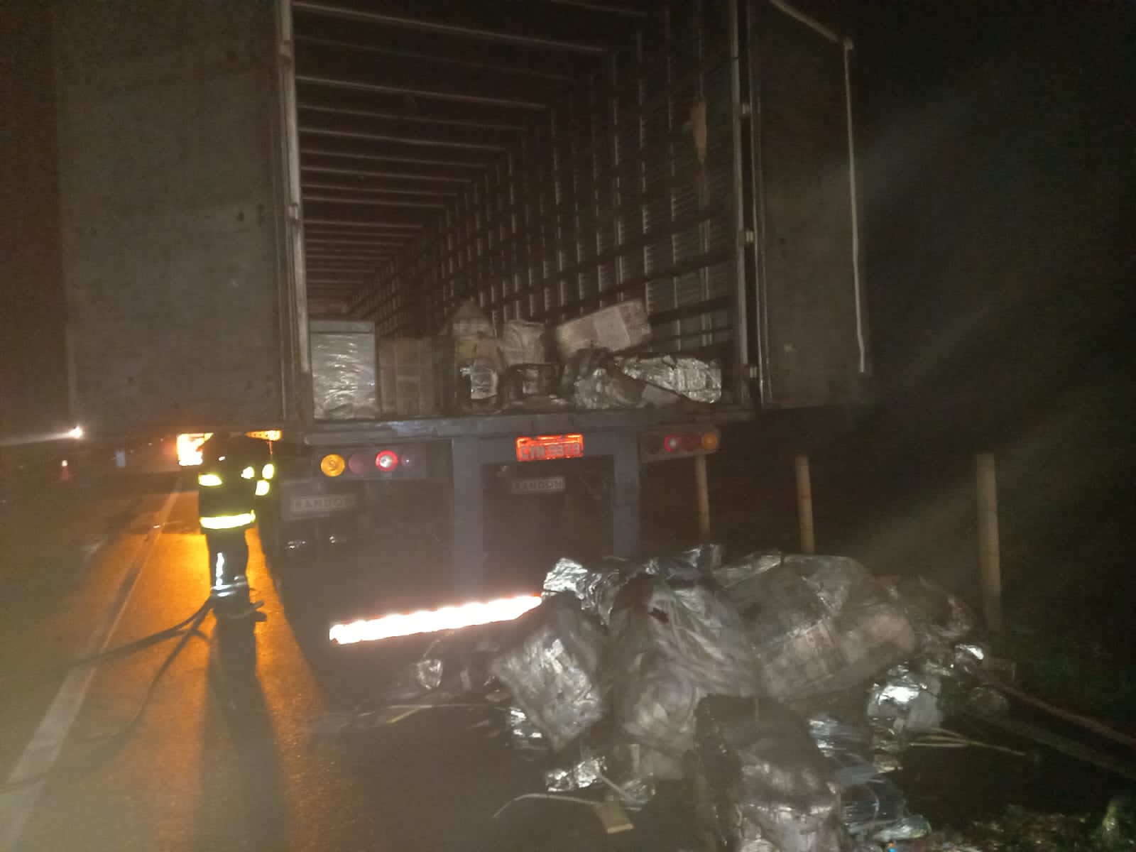 Caminhão que transportava mercadorias pega fogo durante a madrugada em Içara