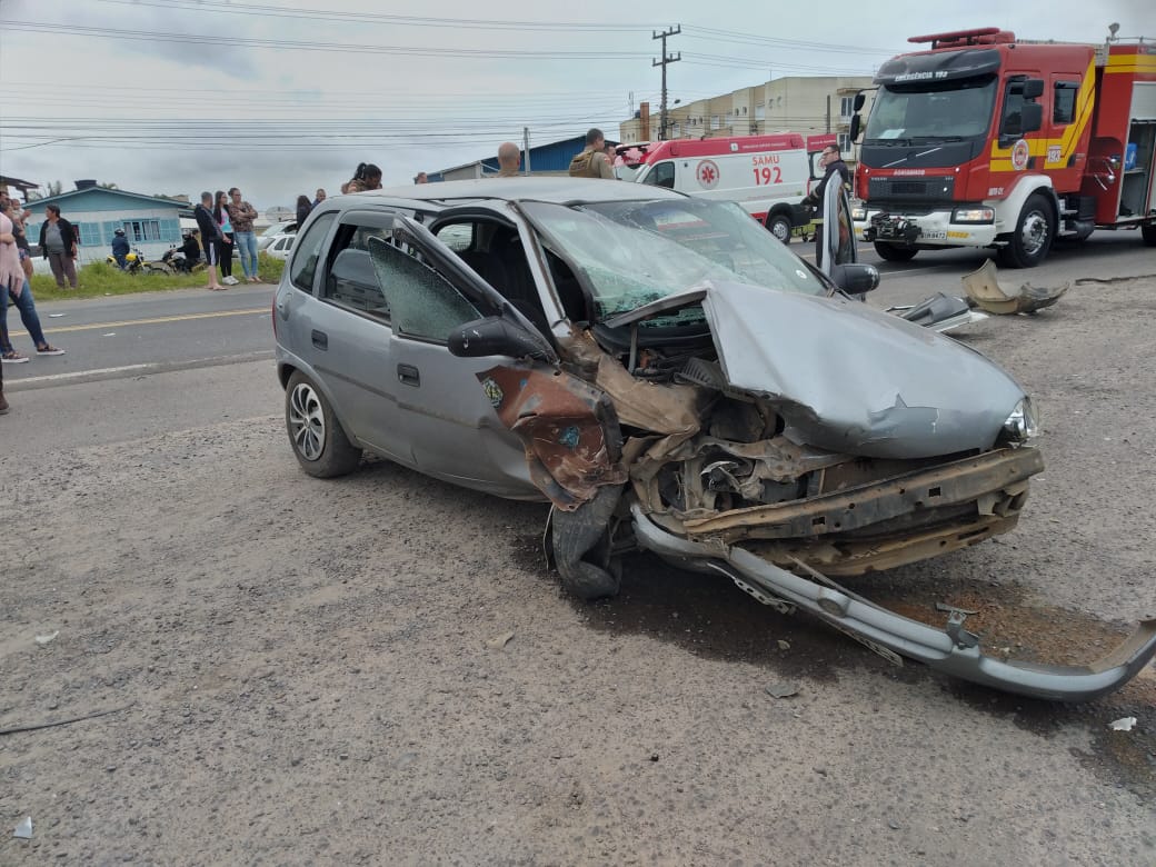 Duas pessoas ficam feridas em acidente envolvendo dois carros em Araranguá