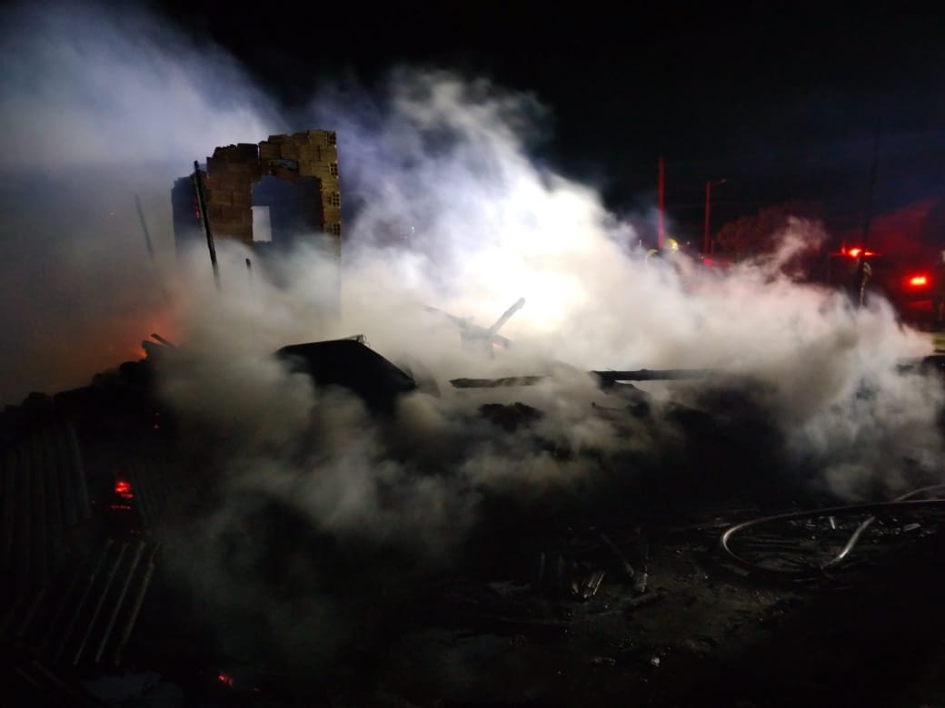 Em Arroio do Silva, casa pega fogo e fica destruída após incêndio causado por curto circuito