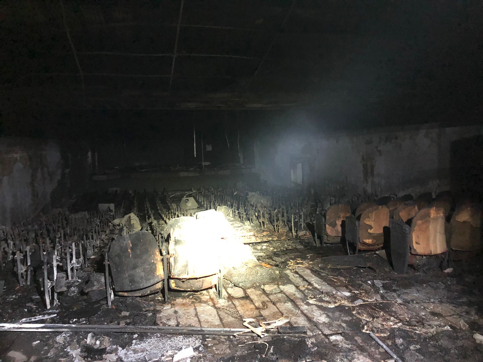Prefeitura de Araranguá se manifesta sobre incêndio que destruiu o Teatro Célia Belizária de Souza