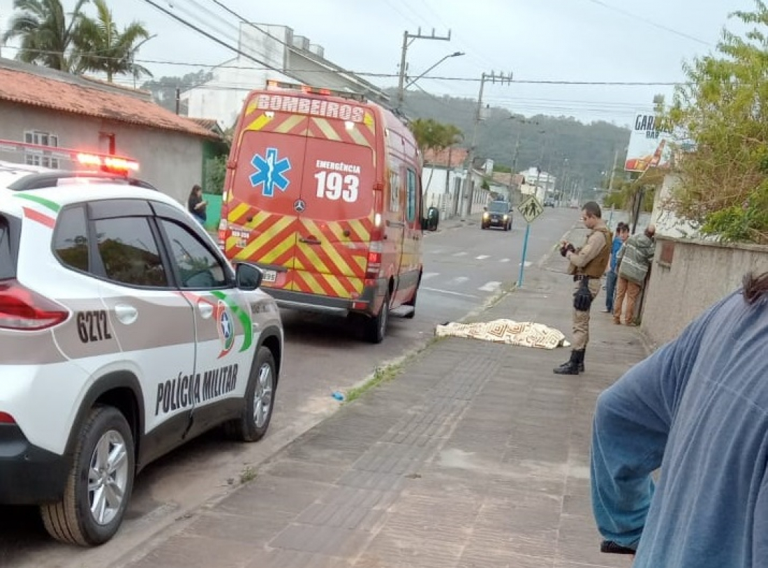 Homem é encontrado morto seminu e com a calça baixada em Capivari de Baixo