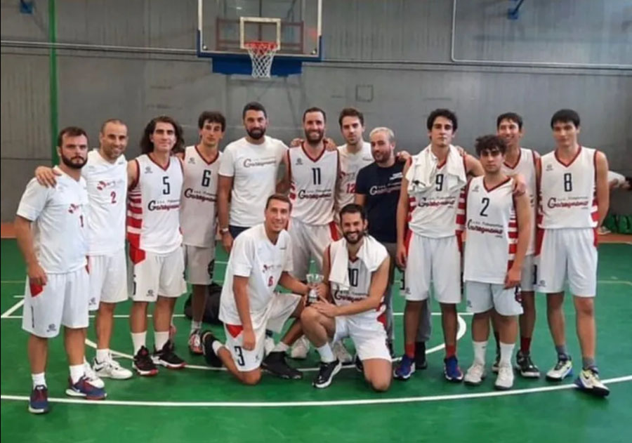 Rodrigo Palacio (segundo da esquerda para direita) com o time de basquete | Foto: Reprodução/Instagram Garegnano