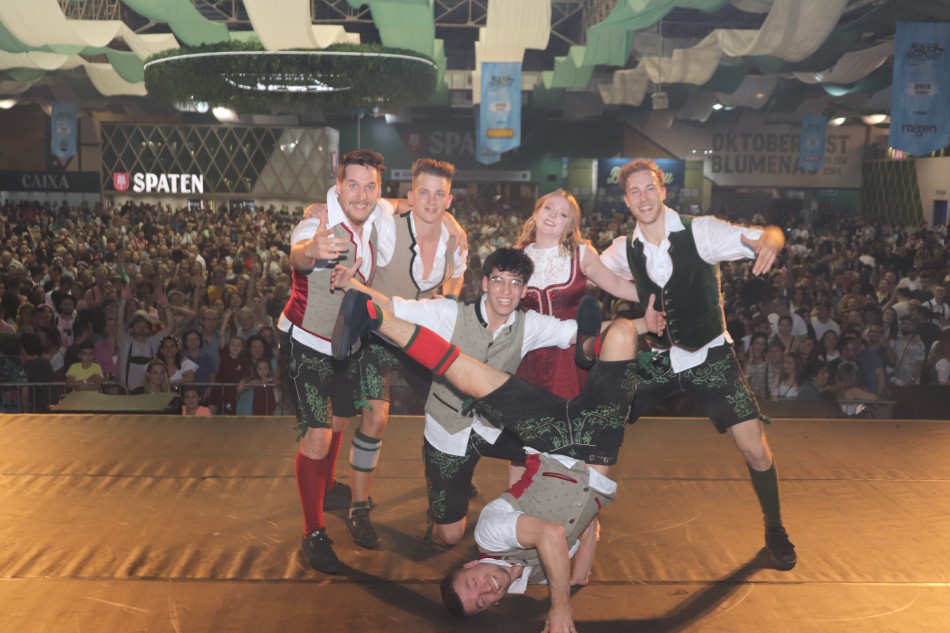 Oktoberfest Blumenau abre espaço para grupo de dança alemã que une elementos típicos com dança urbana