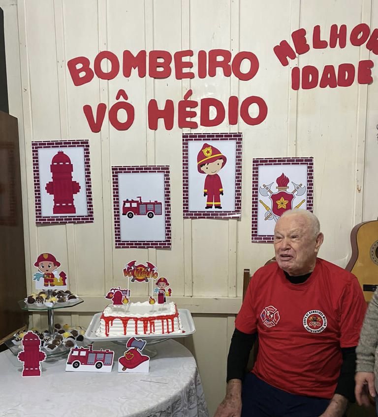 Vídeo: Idoso de 91 anos recebe visita dos bombeiros em Criciúma na sua festa de “mêsversário”