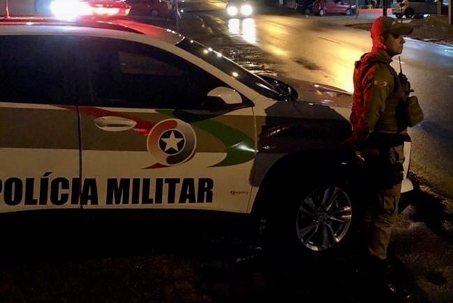 PM de Criciúma apreende dois acusados após encontrar crack em tanque de moto