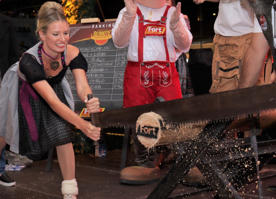 De chope a rollmops, competições animam visitantes na 37ª Oktoberfest