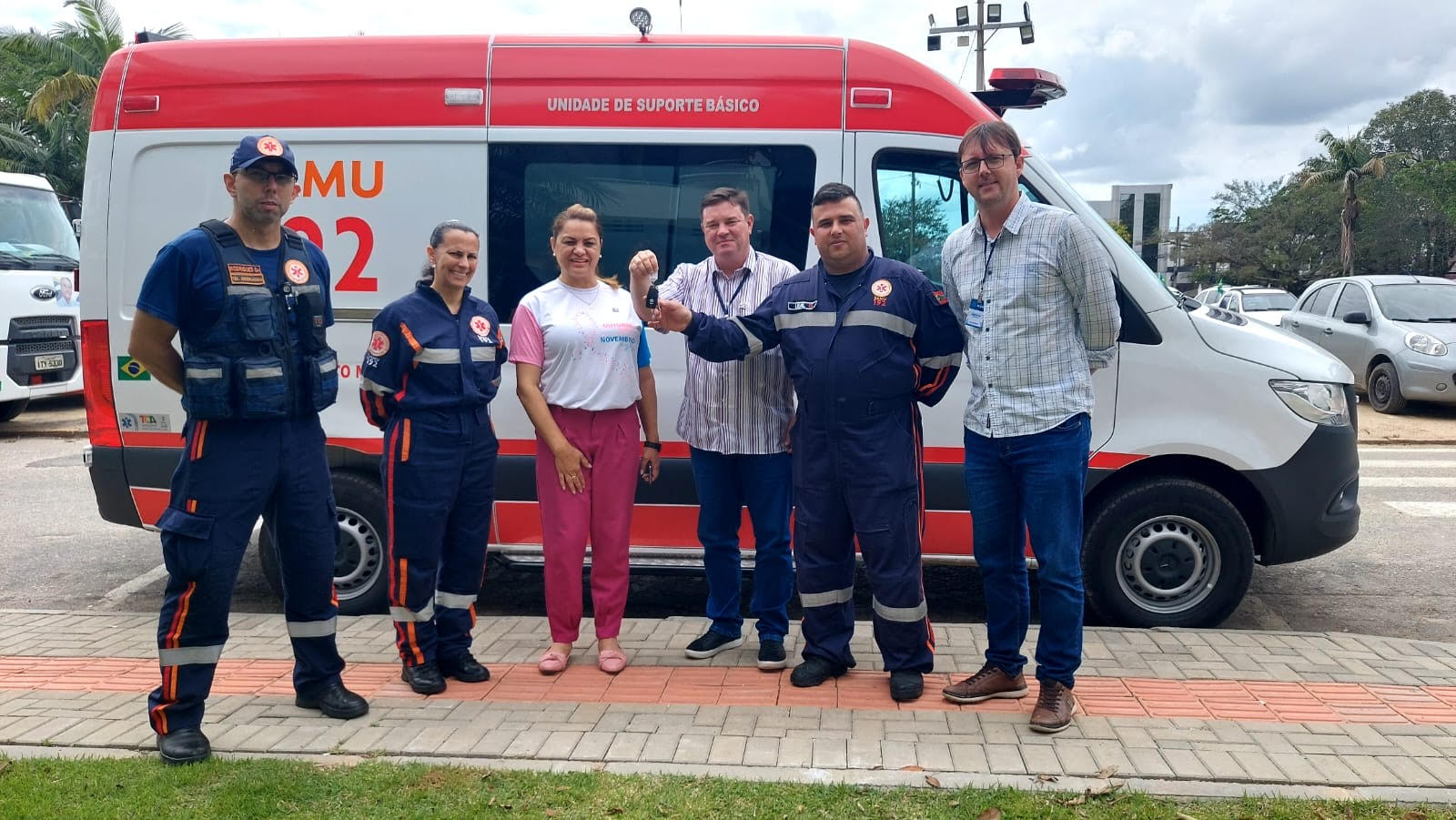 Governo de Içara entrega nova ambulância ao Samu