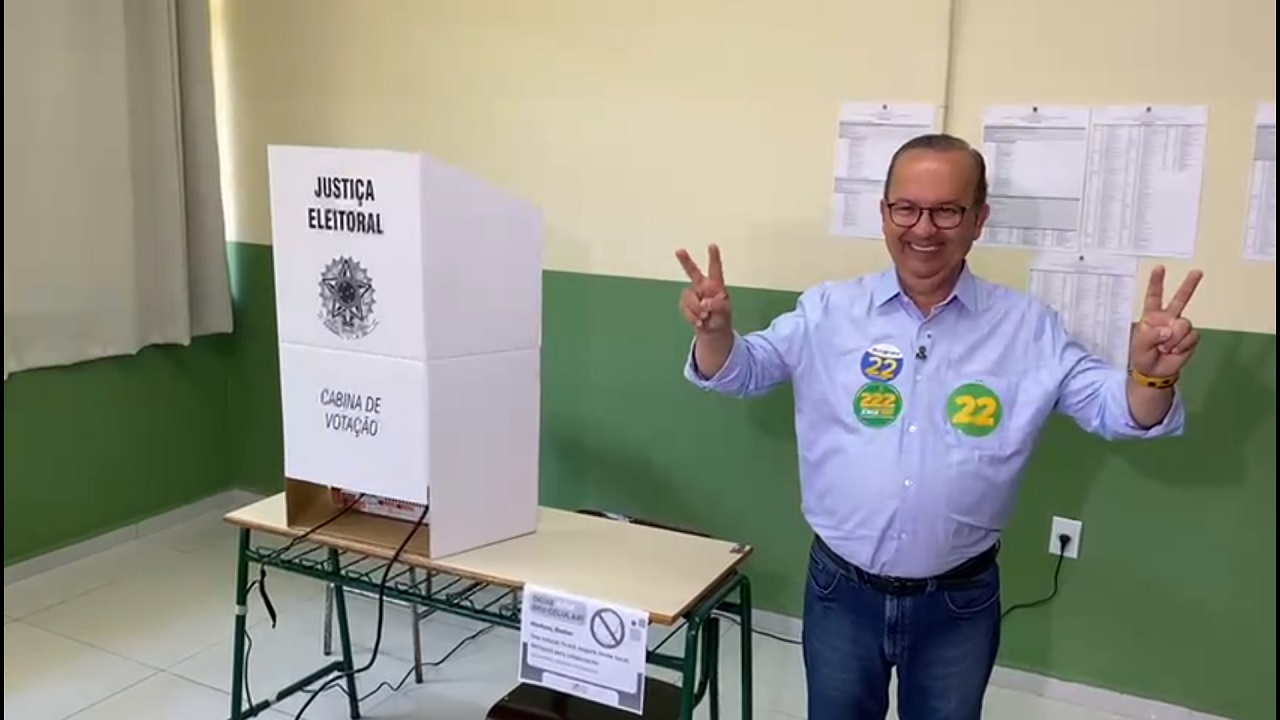 Candidato ao governo do Estado pelo PL, Jorginho Mello vota em Herval d'Oeste