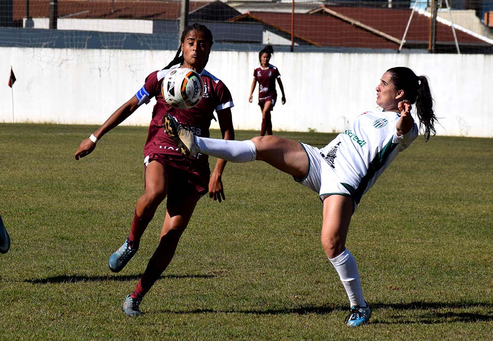 Kati (E) marcou os dois gols do time jaraguaense no jogo | Foto: Lucas Pavin/Avante! Esportes