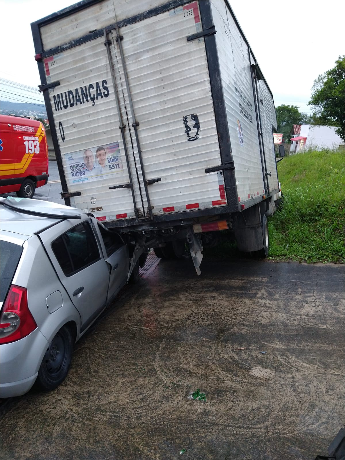 Motorista de Sandero colide contra caminhão estacionado às margens da rodovia Sebastião Toledo dos Santos