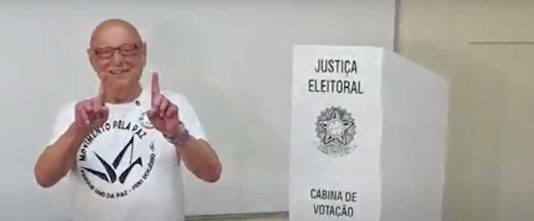 Esperidião Amin, do PP, é o primeiro candidato a governador de SC a votar