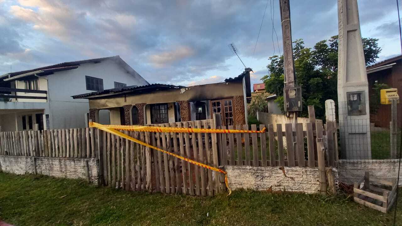 Casa abandonada sofre incêndio em Balneário Gaivota