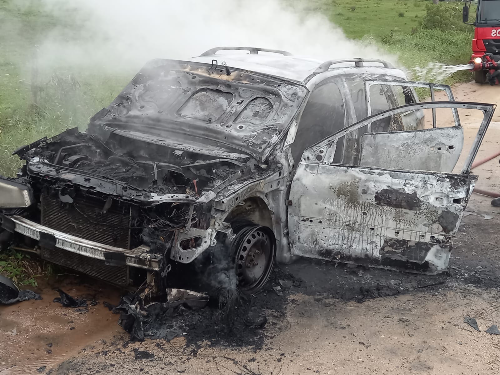 Veículo é destruído pelas chamas em Içara
