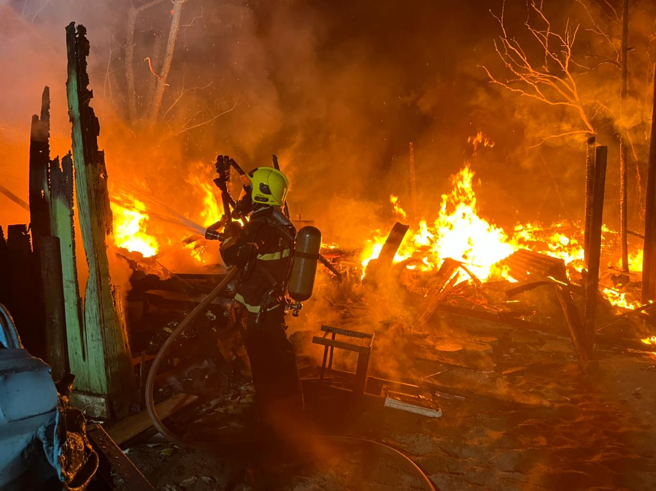Incêndio de grandes proporções atinge residência em Araranguá