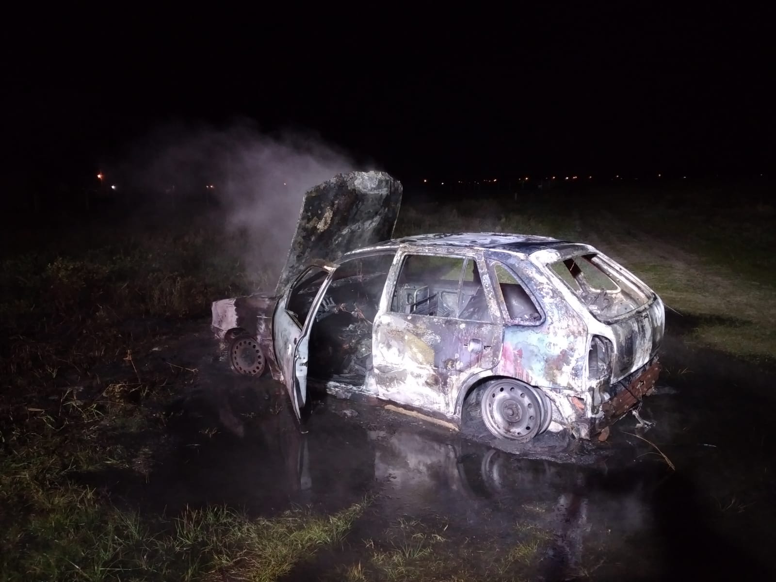 Três veículos são destruídos por incêndio na região da Amrec