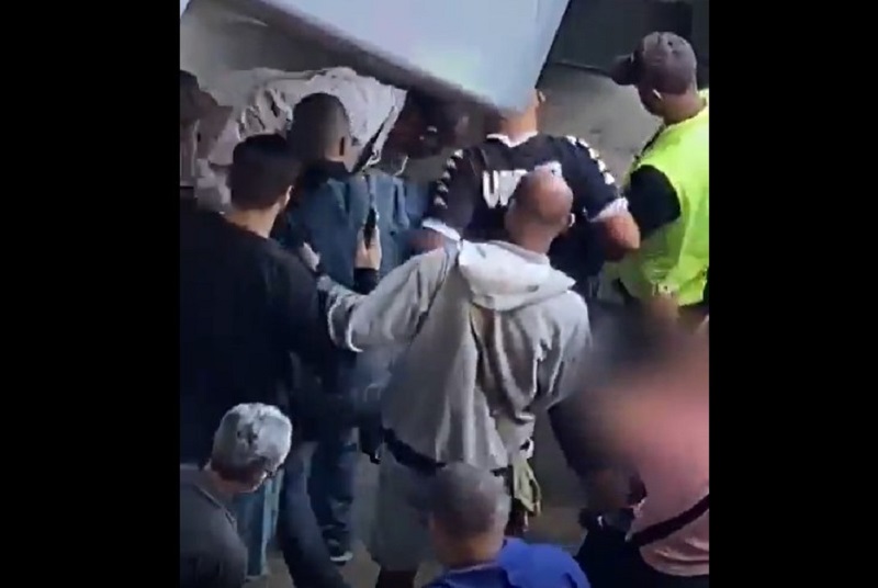 Vídeo: Homem é agredido por passageiros após ejacular nas costas de mulher em trem