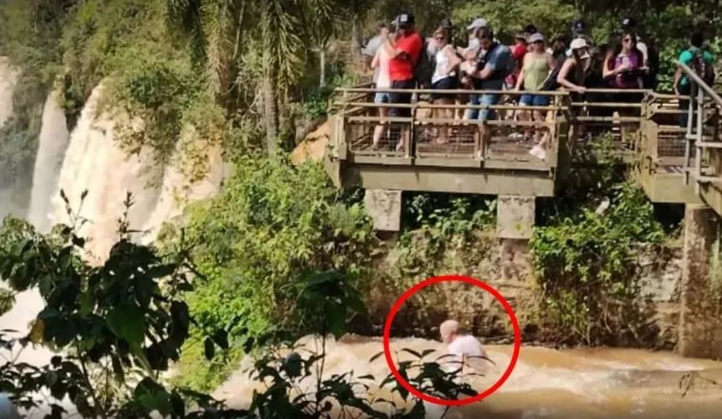 Turista canadense morre após tirar selfie e cair nas Cataratas do Iguaçu