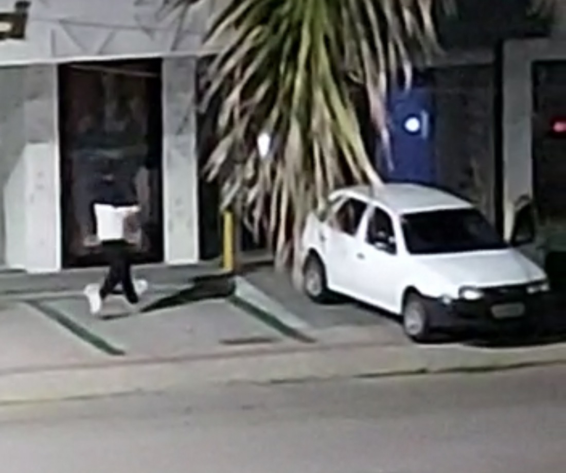 Confira em vídeo, abaixo, o momento que mostra a ação dos bandidos na esquina do Farol Shopping (apenas referência).