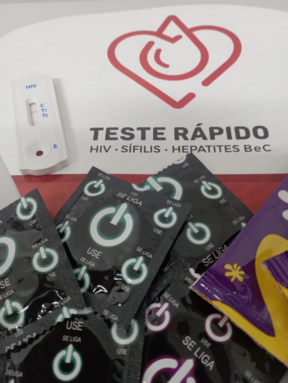 Entrega de kits para a prevenção ao HIV marca o início do "Dezembro Vermelho" em Blumenau
