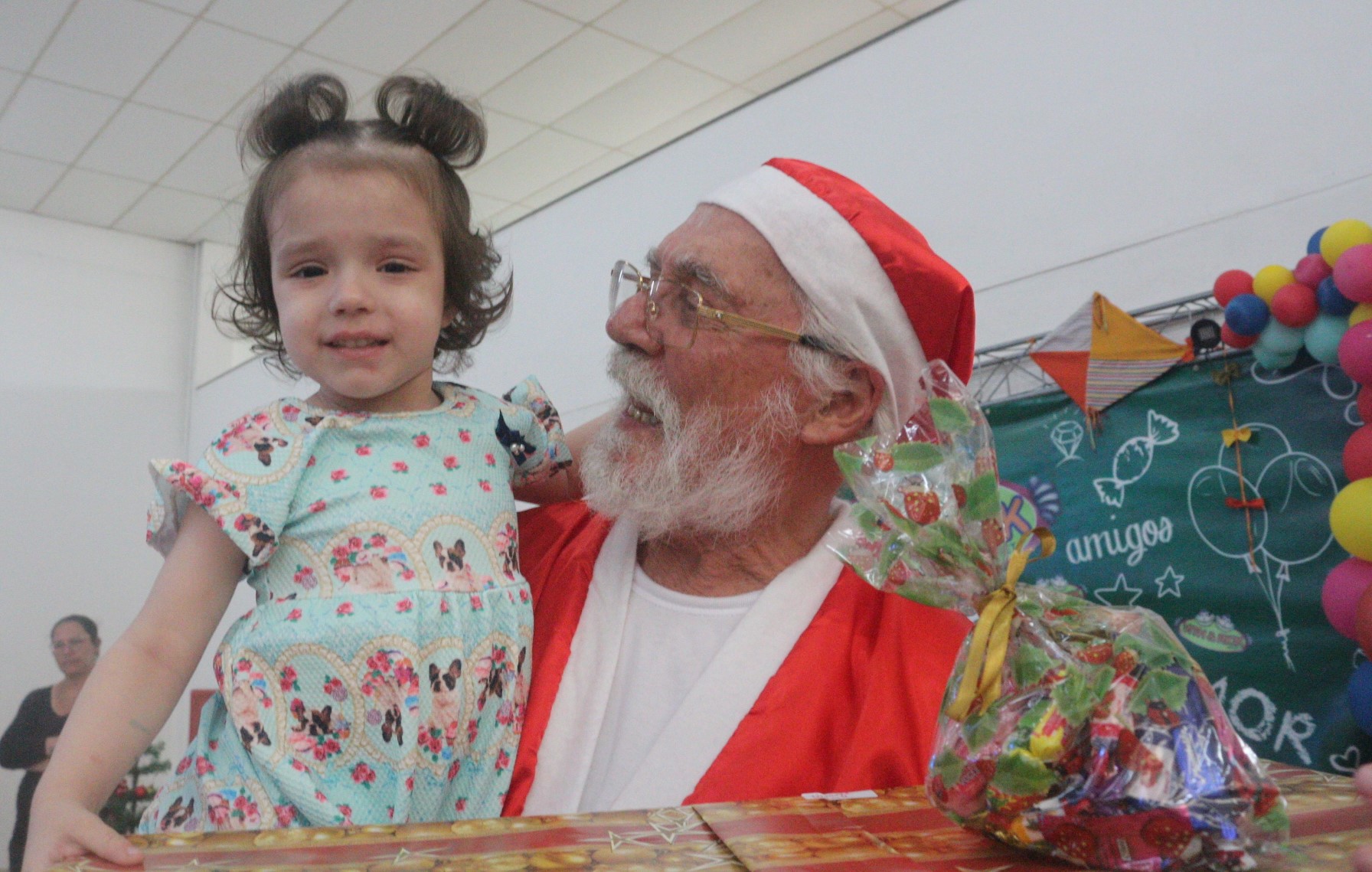 Casa Guido promove festa de Natal com chegada do Papai Noel de helicóptero