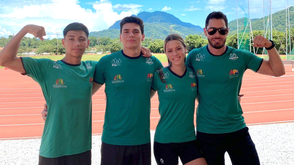 Kauan (E), Willian, Kellin e técnico Ezequiel foram convocados pela Federação Catarinense de Desporto Escolar | Foto: Divulgação