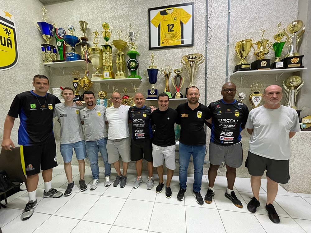 Supervisores e comissões técnicas da base, junto com o técnico Xande do profissional | Foto: Divulgação/Jaraguá Futsal