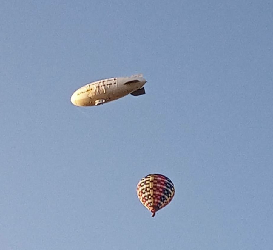 Vídeos: Dirigível que cruza SC chega ao Extremo Sul e encanta o céu na companhia de balões