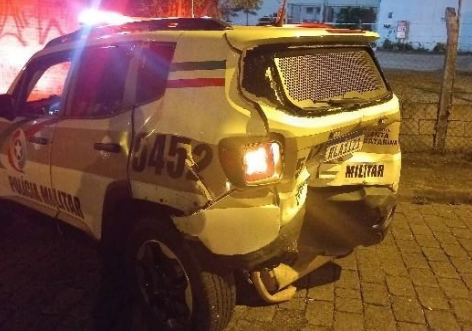 Viatura da PM é atingida por carro que disputava racha em Blumenau